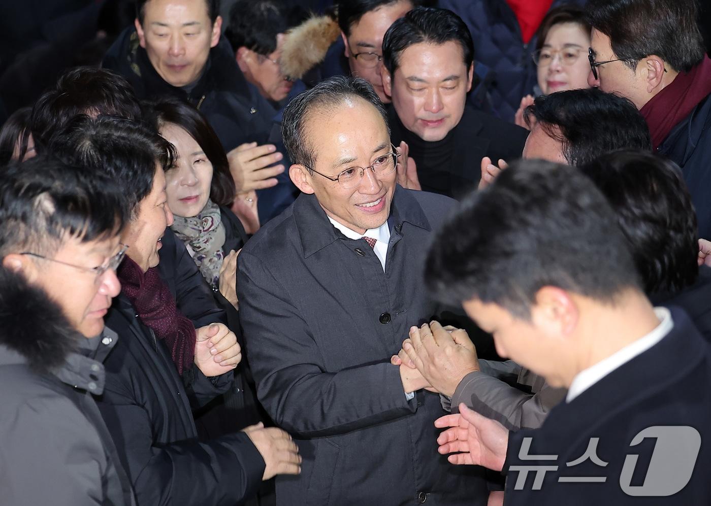 12·3 비상계엄 해제 요구안 표결 방해 의혹을 받는 추경호 국민의힘 의원이 지난 3일 새벽 구속 영장이 기각된 후 경기도 의왕시 서울구치소를 나서며 동료 의원들과 인사하고 있다. 2025.12.3/뉴스1 ⓒ News1 김성진 기자