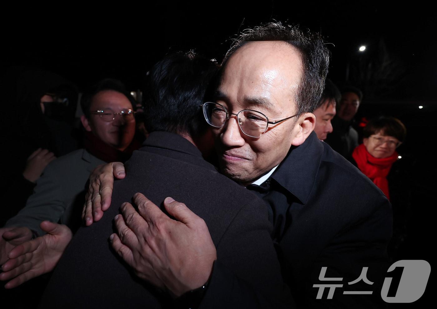 12·3 비상계엄 해제 요구안 표결 방해 의혹을 받는 추경호 국민의힘 의원이 3일 새벽 구속 영장이 기각된 후 경기도 의왕시 서울구치소를 나서며 동료 의원들과 포옹하고 있다. 2025.12.3/뉴스1 ⓒ News1 김성진 기자
