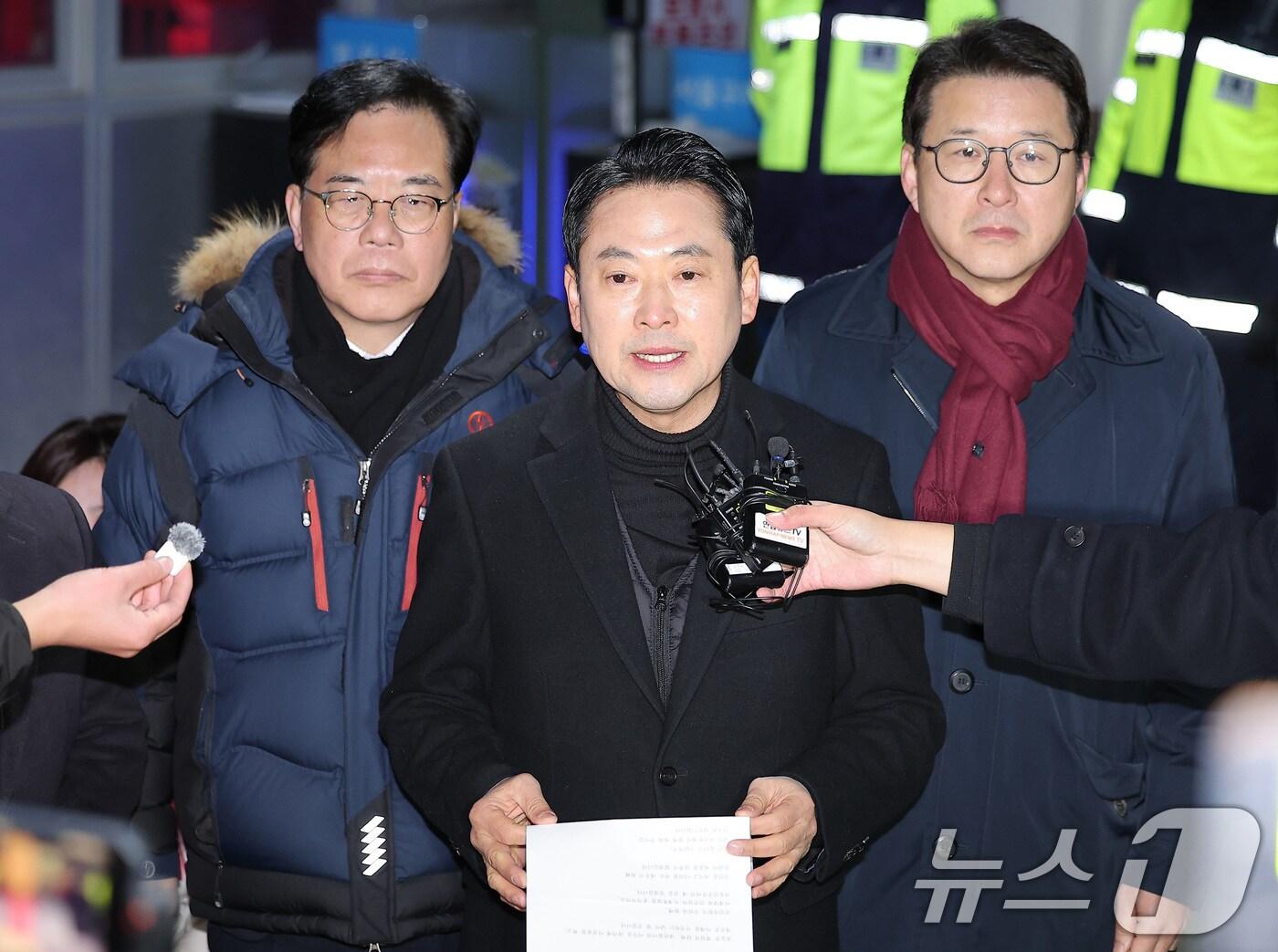 본문 이미지 - 장동혁 국민의힘 대표가 3일 새벽 경기도 의왕 서울구치소에서 12·3 비상계엄 해제 요구안 표결 방해 의혹을 받는 추경호 국민의힘 의원의 구속 영장이 기각된 후 발언하고 있다. 2025.12.3/뉴스1 ⓒ News1 김성진 기자