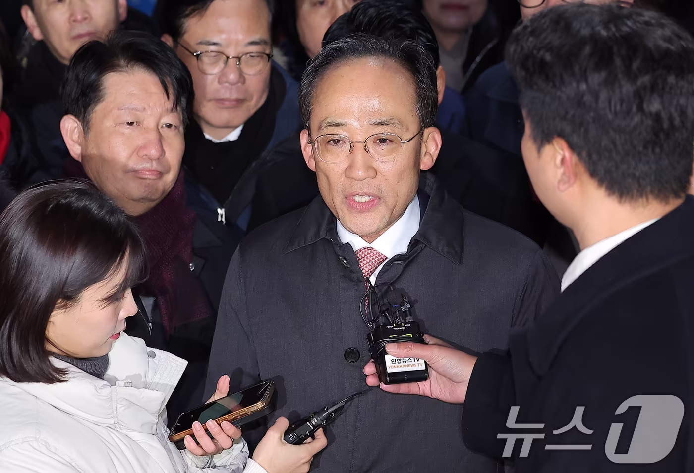 12·3 비상계엄 해제 요구안 표결 방해 의혹을 받는 추경호 국민의힘 의원이 3일 새벽 구속 영장이 기각된 후 경기도 의왕시 서울구치소를 나서며 발언하고 있다. 2025.12.3/뉴스1 ⓒ News1 김성진 기자