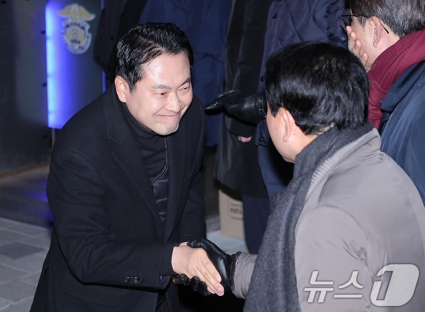 본문 이미지 - 장동혁 국민의힘 대표가 3일 새벽 구속 영장이 기각된 추경호 의원을 만나기 위해 경기도 의왕 서울구치소를 찾아 의원들과 인사를 나누고 있다. 2025.12.3/뉴스1 ⓒ News1 김성진 기자