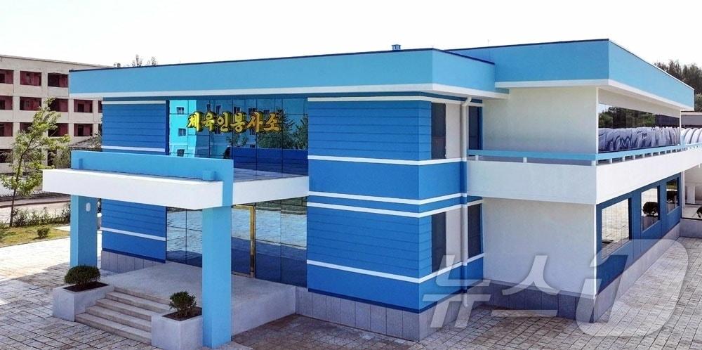 본문 이미지 - &#40;평양 노동신문=뉴스1&#41; = 북한 노동당 기관지 노동신문은 3일 &#34;당 제9차 대회를 향한 전인민적인 진군기세가 날로 고조되는 가운데 함경남도에서 체육촌을 새로 건설하였다&#34;며 &#34;준공식이 2일 진행되였다&#34;라고 보도했다. [국내에서만 사용가능. 재배포 금지. DB 금지. For Use Only in the Republic of Korea. Redistribution Prohibited] rodongphoto@news1.kr