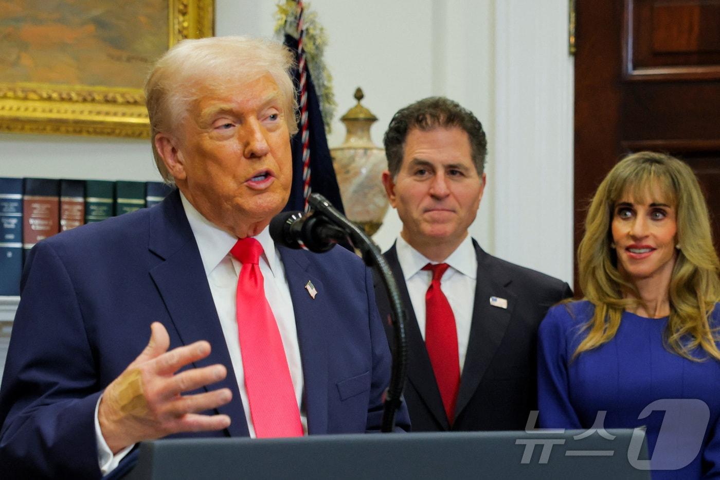 도널드 트럼프 미국 대통령이 2일&#40;현지시간&#41;워싱턴DC 백악관 루즈벨트룸에서 마이클 델 &#39;델&#40;DELL&#41;테크놀로지스&#39; 최고경영자와 그의 아내 수잔 델을 소개하고 있다. 2025.12.02. ⓒ 로이터=뉴스1 ⓒ News1 류정민 특파원