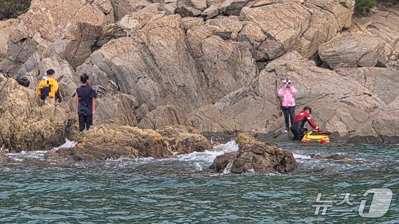 태안해경 구조대가 갯바위에 고립된 요구조자들을 구출 중인 모습.  &#40;태안해경 제공, 재판매 및 DB금지&#41; / 뉴스1