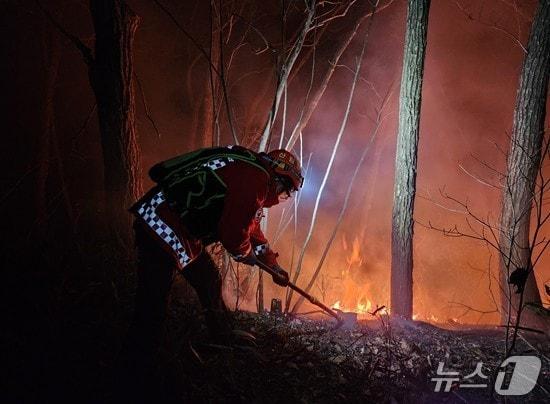 본문 이미지 - 3일 오전 1시51분쯤 경북 김천시 봉산면의 한 야산에서 불이 나 산림 당국이 진화 작업을 벌였다.&#40;산림청 제공. 재판매 및 DB금지&#41;