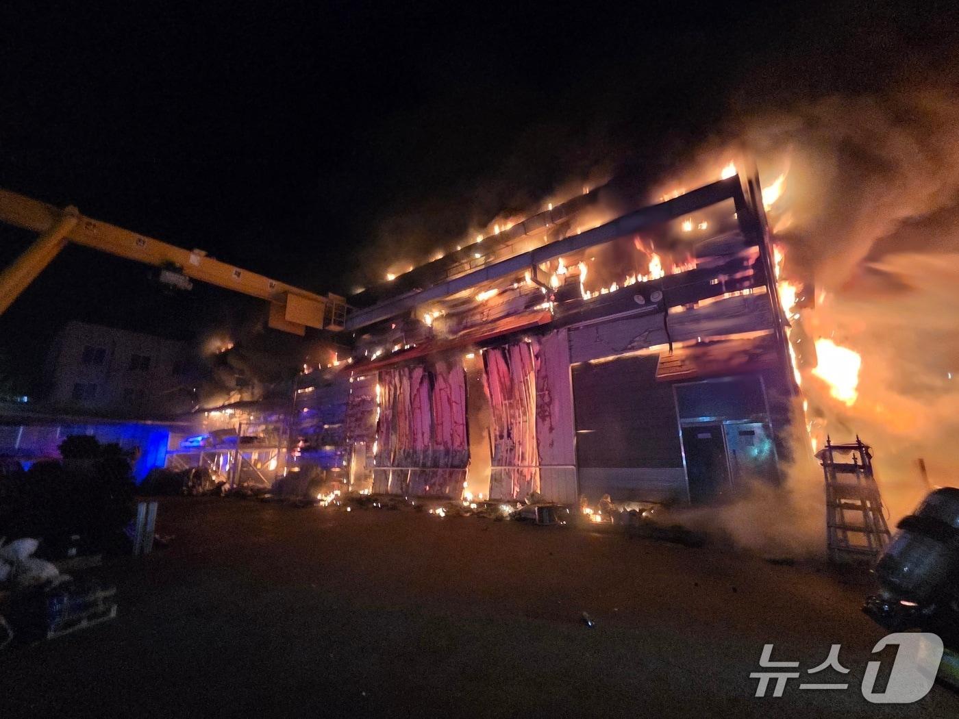 본문 이미지 - 아산 음봉면 제2테크노벨리 공장 화재 현장. (아산소방서 제공, 재판매 및 DB금지) / 뉴스1