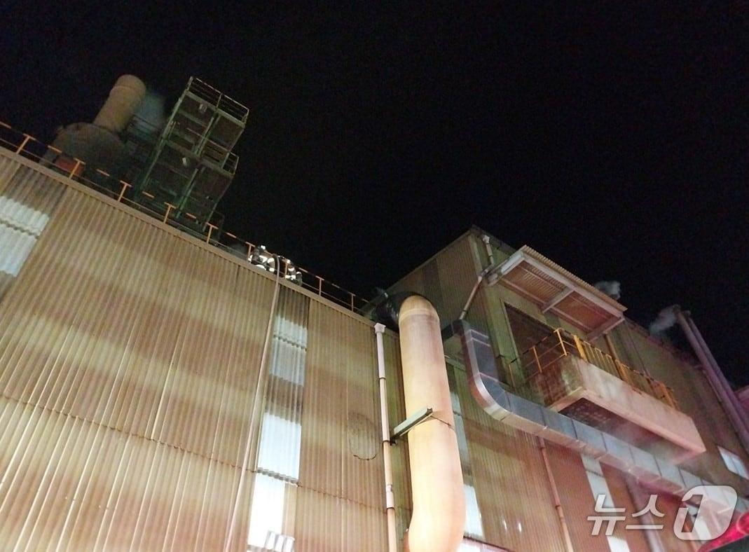 본문 이미지 - 3일 오전 4시 28분쯤 경북 봉화군 석포면 석포제련소 전기동 외부 배관에서 불이나 소방 당국이 화재를 진화하고 있다.&#40;경북소방본부 제공. 재판매 및 DB 금지&#41;2025.12.3/뉴스1