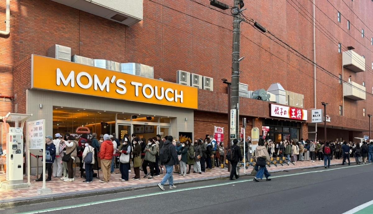 본문 이미지 - 치가사키점 오픈일 매장 앞에서 웨이팅 중인 고객들 .&#40;맘스터치 제공&#41;