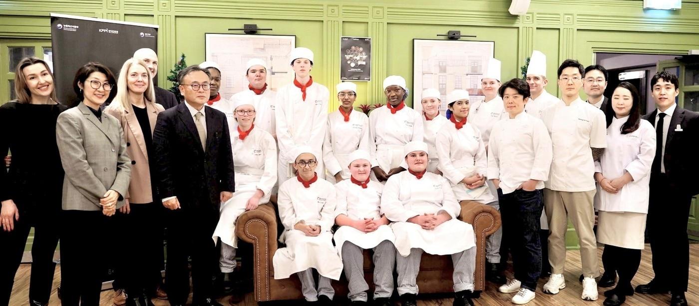 &#39;K-푸드 한식 요리대회&#39;에서 입상한 영셰프들과 심사위원들이 단체사진을 찍고 있다.&#40;CJ제일제당 제공&#41;