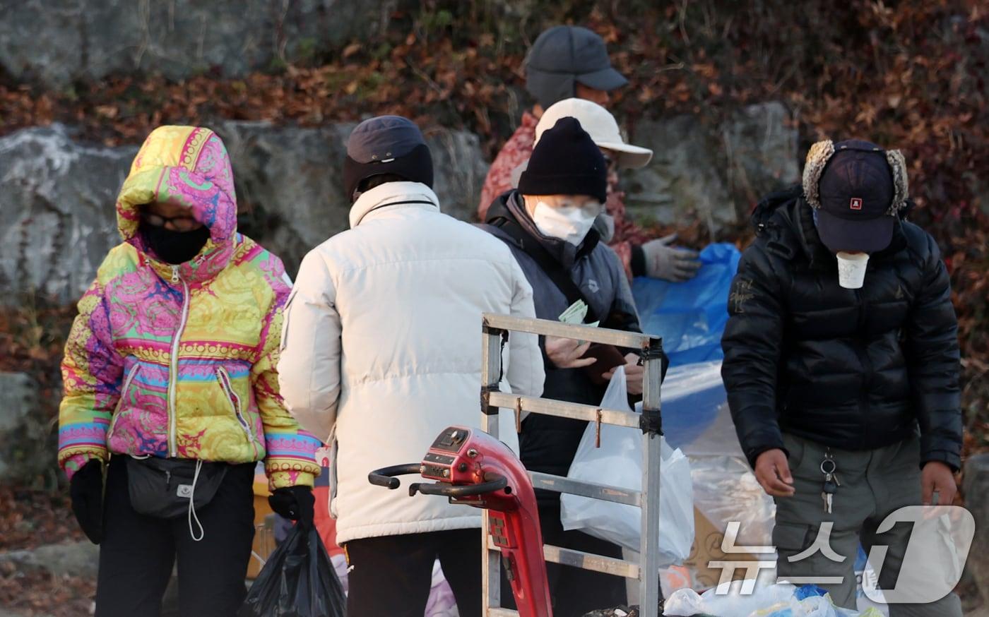 전국 대부분 지역이 영하권의 추운 날씨를 보인 3일 전북 전주시 남부시장 인근 도깨비시장에서 방한용품을 착용한 시민들이 장을 보고 있다. 2025.12.3/뉴스1 ⓒ News1 유경석 기자