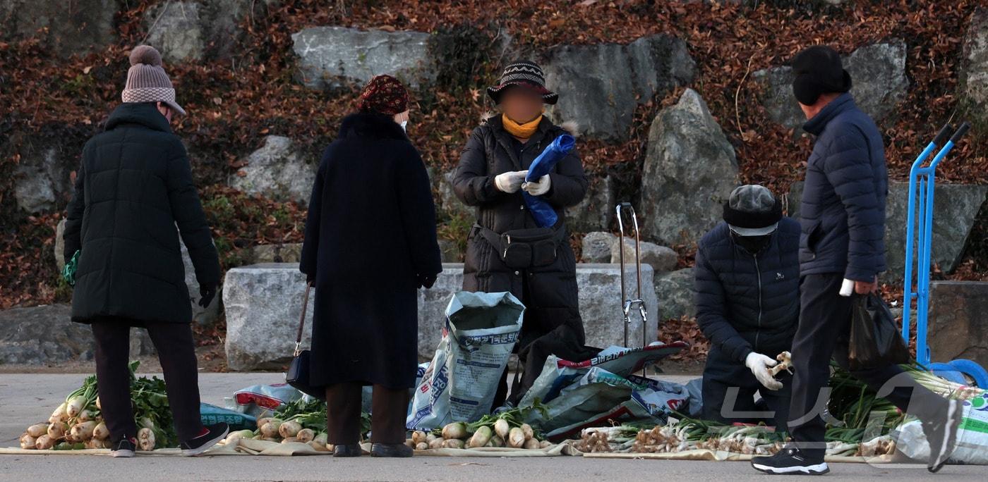 본문 이미지 - 영하권의 날씨 속에 전북 전주시 남부시장 인근 도깨비시장에서 방한용품을 착용한 시민들이 장을 보고 있다. 2025.12.3/뉴스1 ⓒ News1 유경석 기자