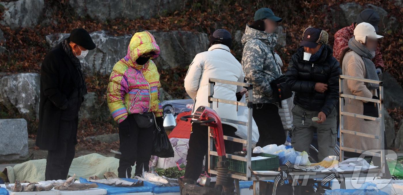 전국 대부분 지역이 영하권의 추운 날씨를 보인 3일 전북 전주시 남부시장 인근 도깨비시장에서 방한용품을 착용한 시민들이 장을 보고 있다. 2025.12.3/뉴스1 ⓒ News1 유경석 기자