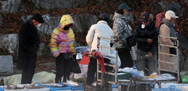 본문 이미지 - 전북 전주시 남부시장 인근 도깨비시장에서 방한용품을 착용한 시민들이 장을 보고 있다. 2025.12.3/뉴스1 ⓒ News1 유경석 기자