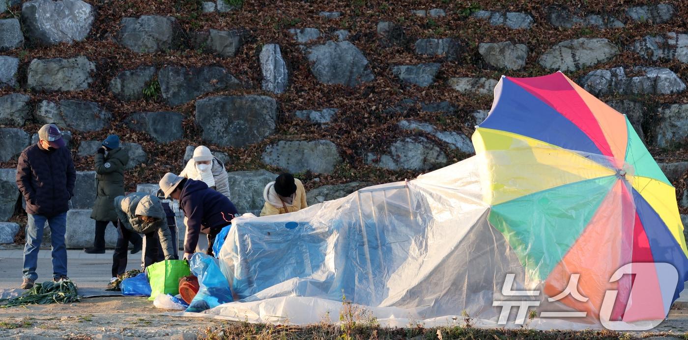 전국 대부분 지역이 영하권의 추운 날씨를 보인 3일 전북 전주시 남부시장 인근 도깨비시장에서 방한용품을 착용한 시민들이 장을 보고 있다. 2025.12.3/뉴스1 ⓒ News1 유경석 기자