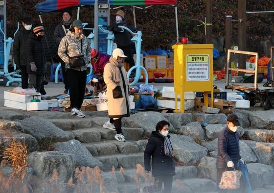 본문 이미지 - 전북 전주시 남부시장 인근 도깨비시장에서 방한용품을 착용한 시민들이 장을 보고 있다. 2025.12.3/뉴스1 ⓒ News1 유경석 기자