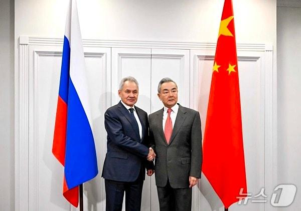 본문 이미지 - 세르게이 쇼이구 러시아 국가안보회의 서기가 2일&#40;현지시간&#41; 모스크바에서 열린 제20차 중·러 전략안보협의에서 왕이 중국 외교부장과 만났다. &#40;출처=중국 외교부&#41; 2025.12.2./뉴스1