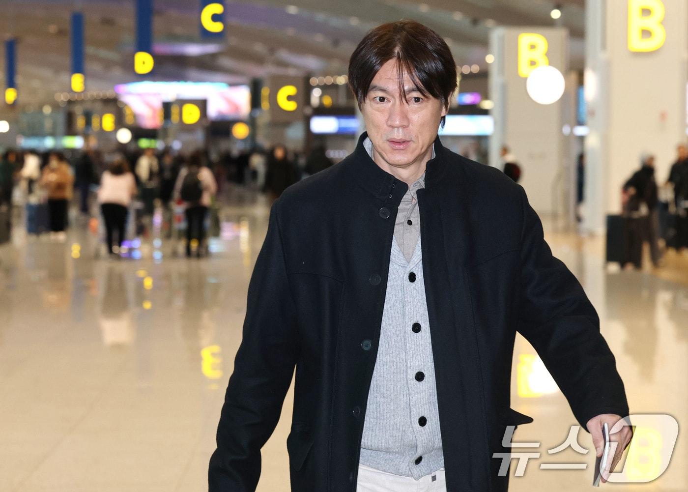 본문 이미지 - 홍명보 축구국가대표팀 감독이 3일 오전 인천국제공항에서 2026 북중미 월드컵조 추첨식 참석을 위해 미국으로 출국하고 있다. 2025.12.3/뉴스1 ⓒ News1 이광호 기자
