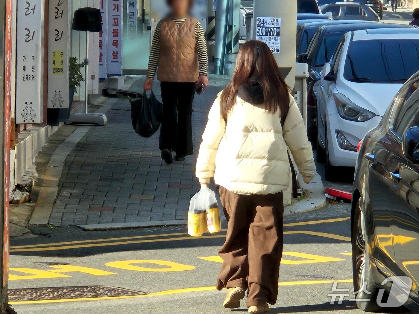 본문 이미지 - 3일 오전 8시께 울산 남구 신정동에서 한 직장인이 따뜻한 커피를 봉지에 넣고 가고 있다.2025.12.03/뉴스1 ⓒ News1 박정현 기자