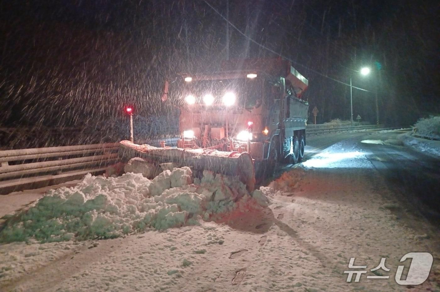 충북 증평군이 제설작업을 벌이는 모습.&#40;증평군 제공, 재판매 및 DB금지&#41;/뉴스1