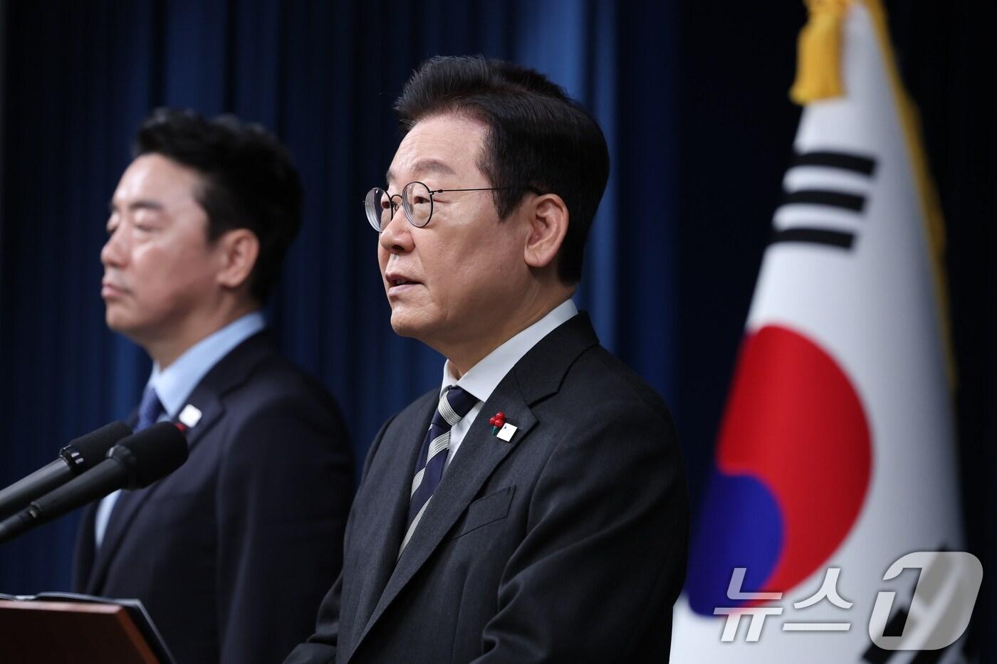 본문 이미지 - 이재명 대통령이 3일 서울 용산 대통령실 청사에서 ‘빛의 혁명 1주년, 대통령 대국민 특별성명’을 발표하고 있다. 2025.12.3/뉴스1 ⓒ News1 이재명 기자