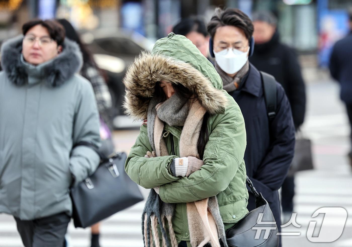 전국 대부분 기온이 영하권의 추운 날씨를 보인 3일 서울 종로구 광화문네거리에서 두터운 옷차림을 한 시민들이 발걸음을 옮기고 있다. 2025.12.3/뉴스1 ⓒ News1 이호윤 기자