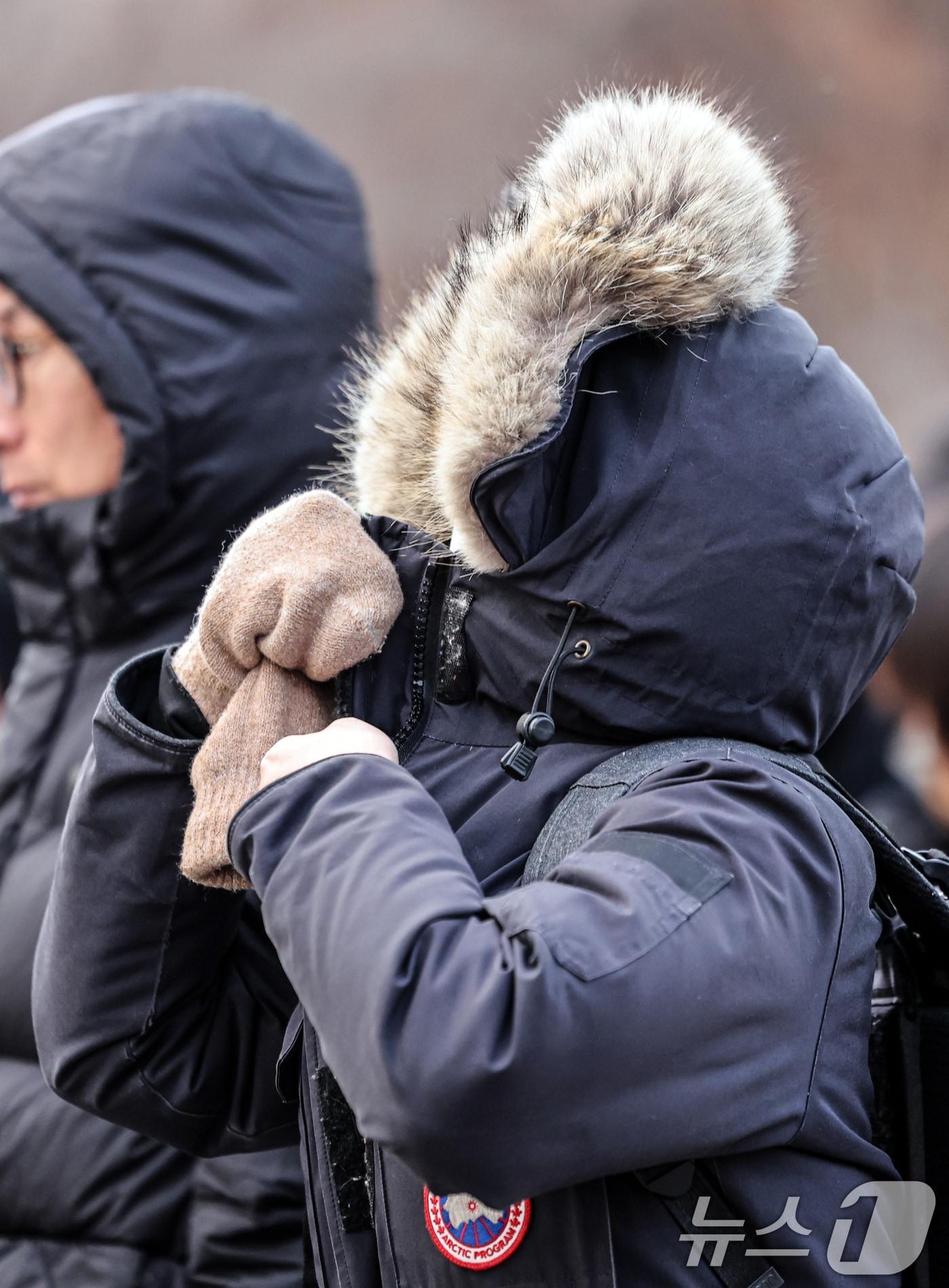 본문 이미지 - 두터운 옷차림을 한 시민이 겉옷의 지퍼를 목까지 잠그고 있다. 2025.12.3/뉴스1 ⓒ News1 이호윤 기자