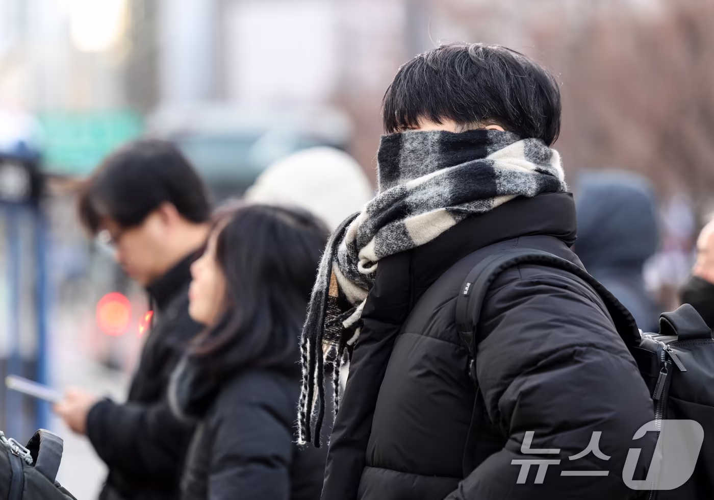 전국 대부분 기온이 영하권의 추운 날씨를 보인 3일 서울 종로구 광화문네거리에서 두터운 옷차림을 한 시민들이 발걸음을 옮기고 있다. 2025.12.3/뉴스1 ⓒ News1 이호윤 기자