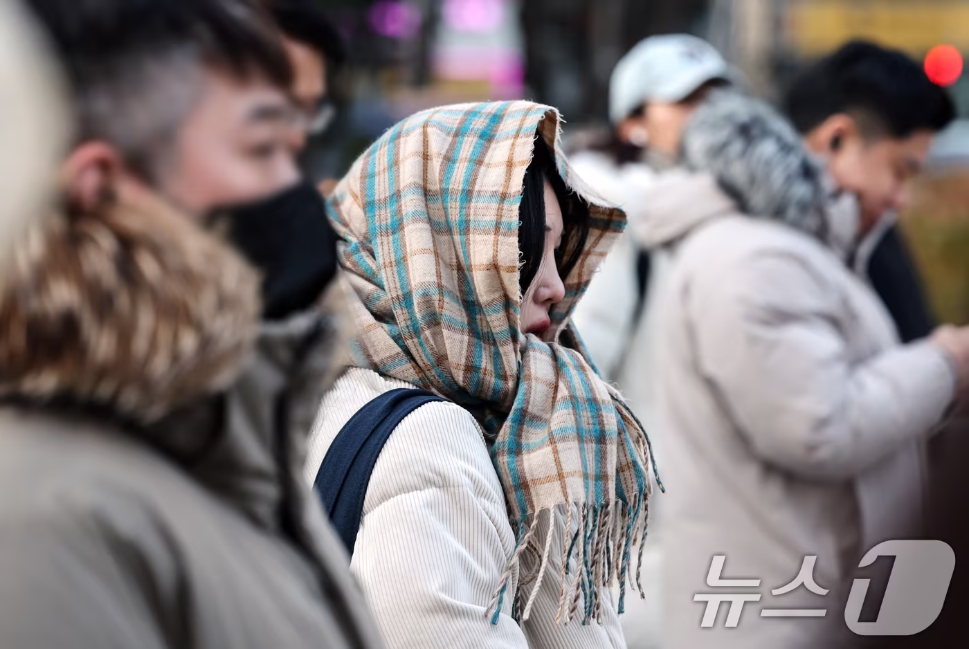 전국 대부분 기온이 영하권의 추운 날씨를 보인 3일 서울 종로구 광화문네거리에서 두터운 옷차림을 한 시민들이 발걸음을 옮기고 있다. 2025.12.3/뉴스1 ⓒ News1 이호윤 기자