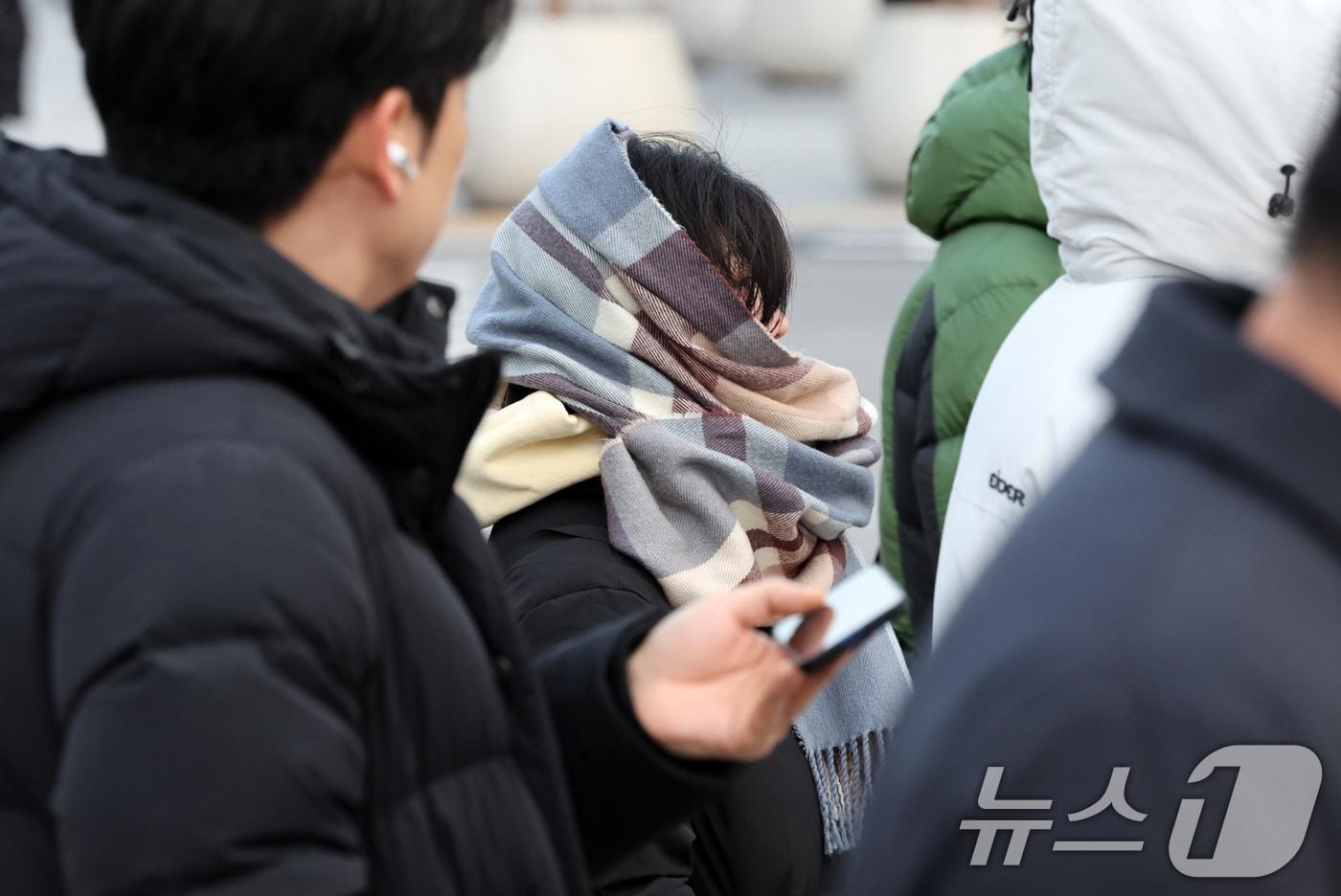 전국 대부분 기온이 영하권의 추운 날씨를 보인 3일 서울 종로구 광화문네거리에서 두터운 옷차림을 한 시민들이 발걸음을 옮기고 있다. 2025.12.3/뉴스1 ⓒ News1 이호윤 기자