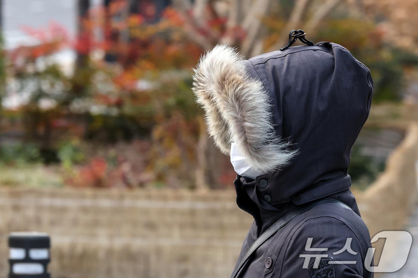 전국 대부분 기온이 영하권의 추운 날씨를 보인 3일 서울 종로구 광화문네거리에서 두터운 옷차림을 한 시민들이 발걸음을 옮기고 있다. 2025.12.3/뉴스1 ⓒ News1 이호윤 기자