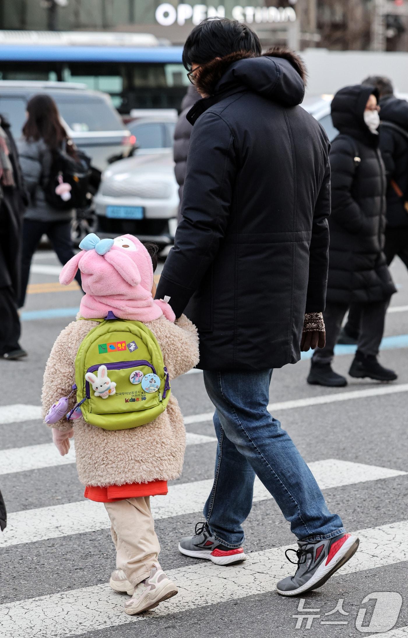 본문 이미지 - 서울 종로구 광화문네거리에서 두터운 옷차림을 한 시민들이 발걸음을 옮기고 있다. 2025.12.3/뉴스1 ⓒ News1 이호윤 기자