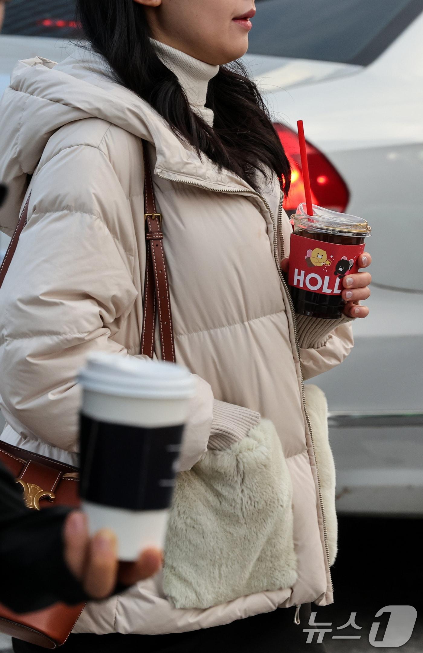 본문 이미지 - 전국 대부분 기온이 영하권의 추운 날씨를 보인 3일 거리에서 두터운 옷차림을 한 시민들이 발걸음을 옮기고 있다. 2025.12.3/뉴스1 ⓒ News1 이호윤 기자