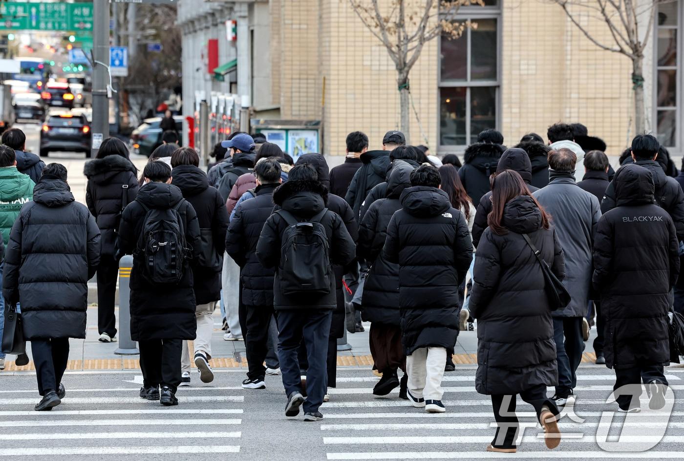 전국 대부분 기온이 영하권의 추운 날씨를 보인 3일 서울 종로구 광화문네거리에서 두터운 옷차림을 한 시민들이 발걸음을 옮기고 있다. 2025.12.3/뉴스1 ⓒ News1 이호윤 기자