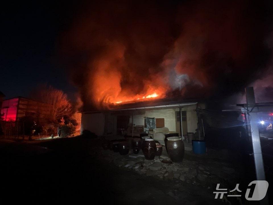 본문 이미지 -  음성군 생극면 주택 화재.(음성소방서 제공. 재판매 및 DB금지)/뉴스1