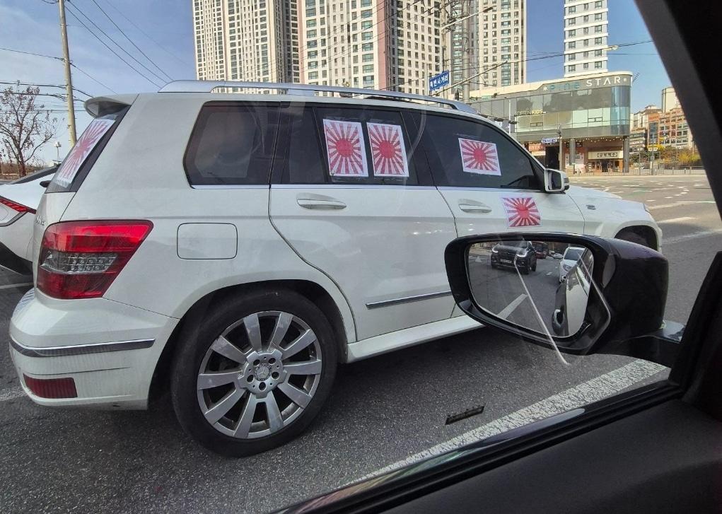 본문 이미지 - 김포 일대에서 욱일기 스티커가 붙은 벤츠 차량이 발견됐다. 출처=보배드림