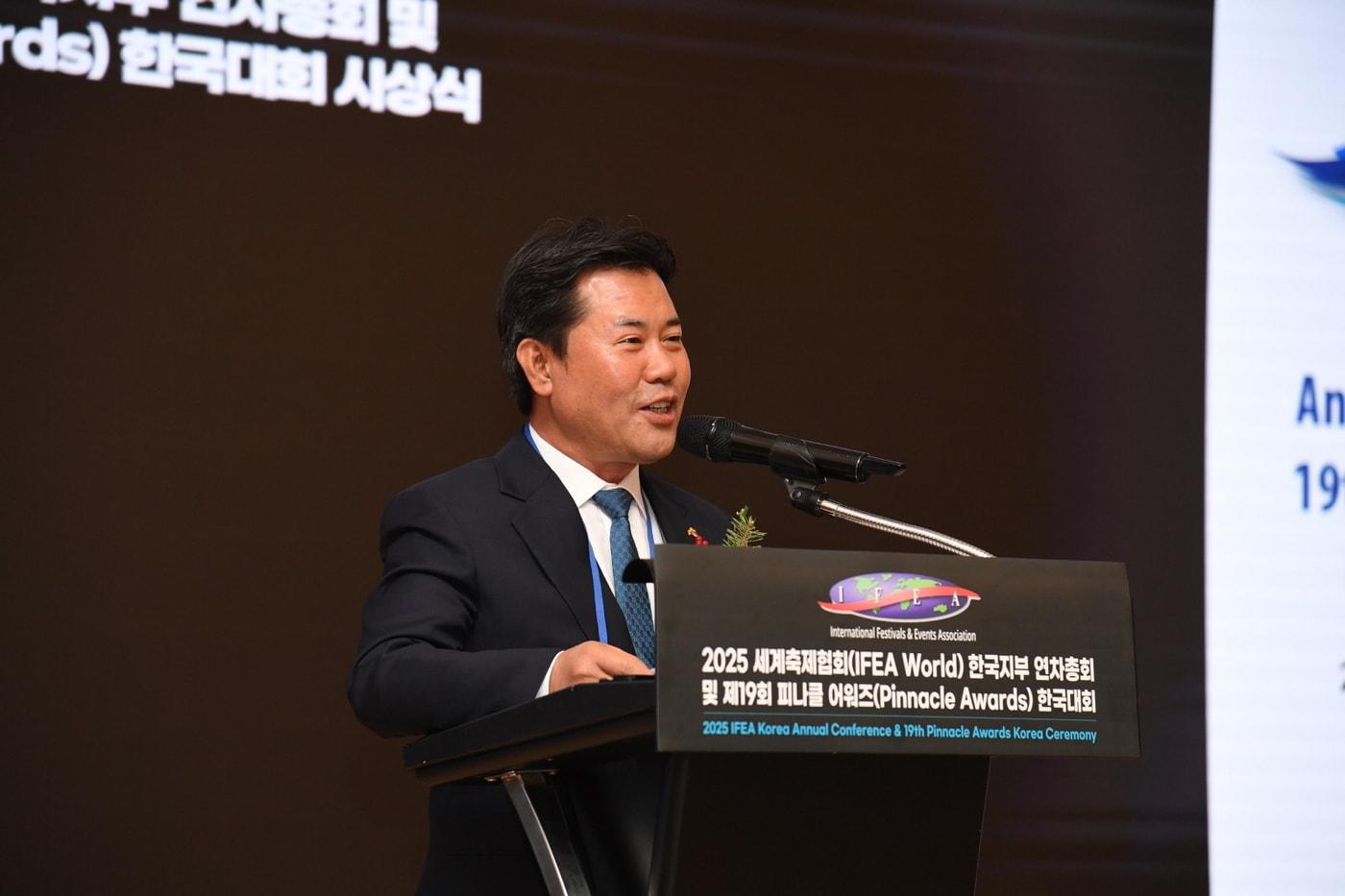 박정현 부여군수가 &#39;2025 피너클 어워즈 한국대회&#39;에서 축사를 하고 있다.&#40;부여군 제공. 재판매 및 DB금지&#41;/뉴스1