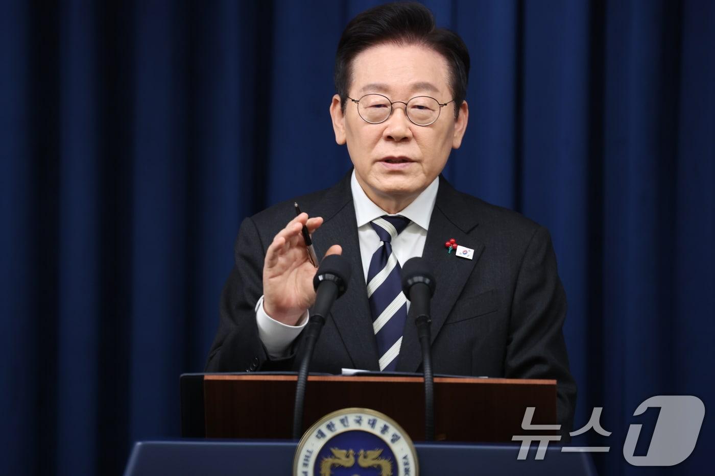 이재명 대통령이 3일 서울 용산 대통령실 청사에서 ‘빛의 혁명 1주년, 대통령 대국민 특별성명’을 발표 후 취재진 질문에 답하고 있다 2025.12.3/뉴스1 ⓒ News1 허경 기자