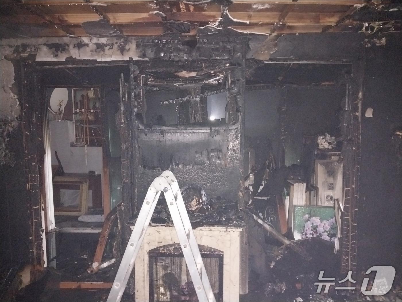 본문 이미지 - 3일 오전 3시 53분쯤 인천시 남동구 구월동 한 상가건물에서 화재가 발생했다.&#40;인천소방본부 제공. 재배포 및 DB금지&#41;2025.12.3/뉴스1