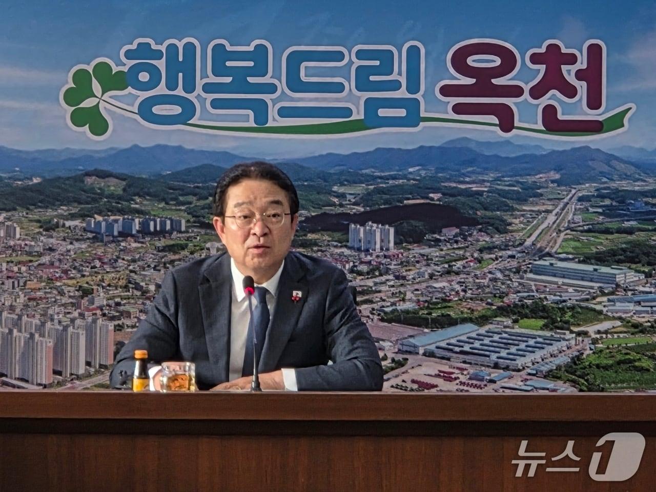 본문 이미지 - 3일 황규철 옥천군수가  농어촌 기본소득 시범사업 추가 선정에  따른 대군민 담화문을 발표하고 있다. /뉴스1 