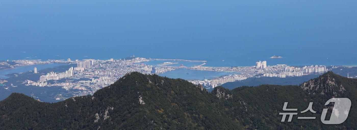 대청봉에서 바라 본 강원 속초시 전경.&#40;뉴스1 DB&#41;