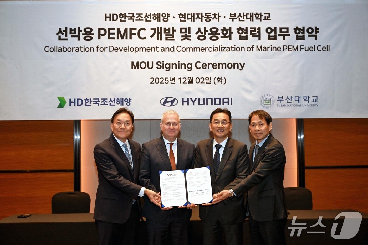 2일 서울시 여의도 소재 콘래드 호텔에서 진행된 &#39;선박용 수소연료전지 개발 및 상용화를 위한 다자간 업무협약&#40;MOU&#41;&#39; 체결식에서 참석자들이 기념사진을 촬영하고 있는 모습. &#40;왼쪽부터&#41; 현대자동차 R&D본부 전동화에너지솔루션담당 김창환 부사장, 현대자동차 HMG에너지&수소사업본부 켄 라미레즈 부사장, HD한국조선해양 미래기술연구원 장괄필 부사장, 부산대학교 박상후 대외전략부총장  &#40;현대차 제공&#41;