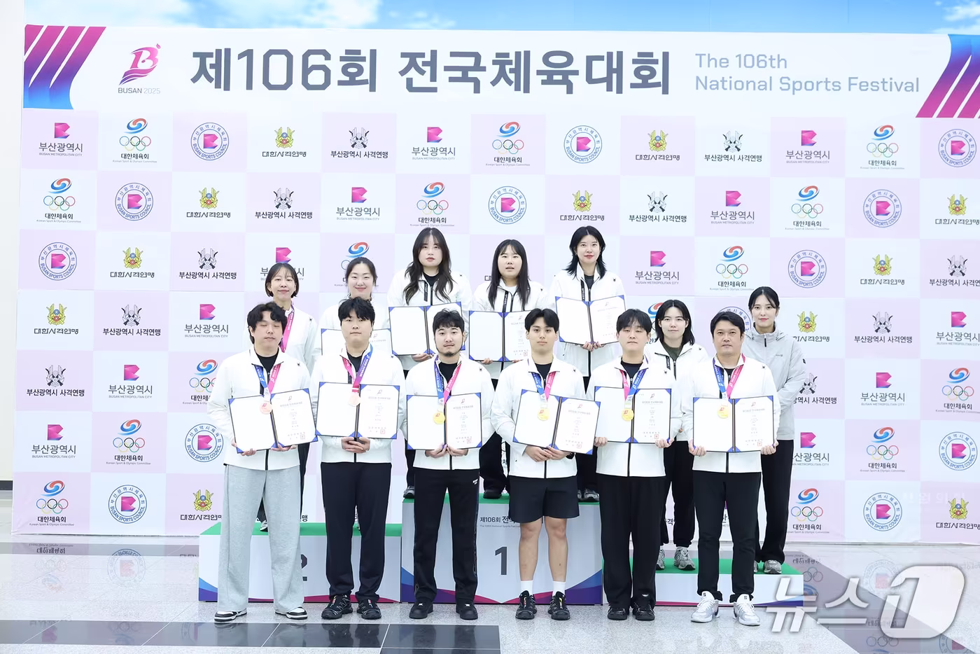 서산시청 사격팀이 제106회 전국체육대회 메달 획득을 축하하며 기념촬영을 하고 있다.&#40;서산시 제공. 재판매 및 DB금지&#41;2025.12.3/뉴스1