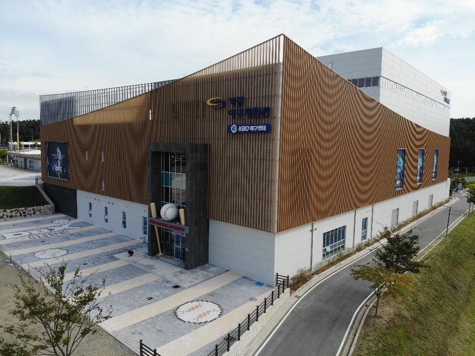 본문 이미지 - 부산 기장 야구체험관에 스톤엠보스가 적용된 모습. (KG스틸 제공)