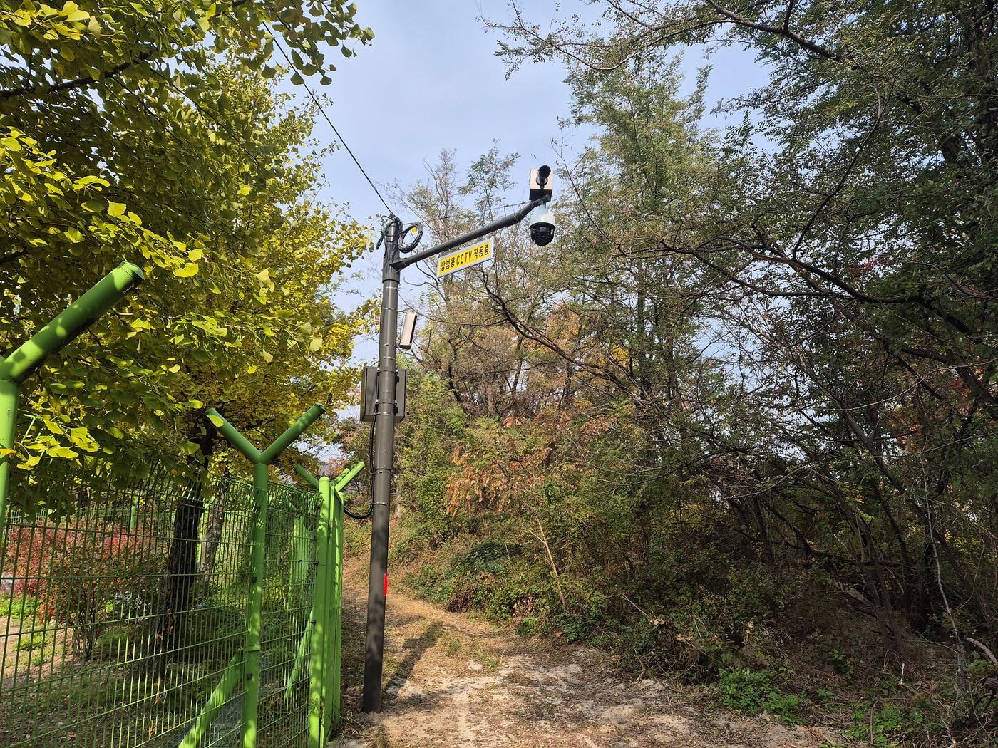 본문 이미지 - 서울둘레길2.0 도봉구 구간에 설치된 지능형 폐쇄회로 텔레비전&#40;도붕구 제공&#41;