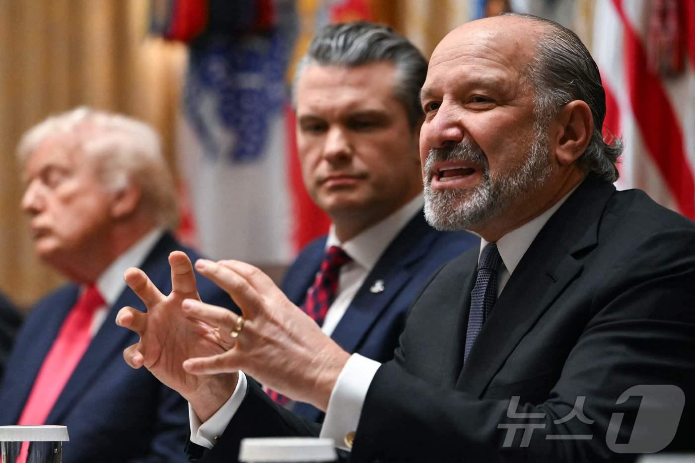 하워드 러트닉 미국 상무부 장관이 2일&#40;현지시간&#41; 워싱턴DC 백악관에서 열린 각료회의에서 발언하고 있다. 2025.12.02. ⓒ AFP=뉴스1 ⓒ News1 류정민 특파원