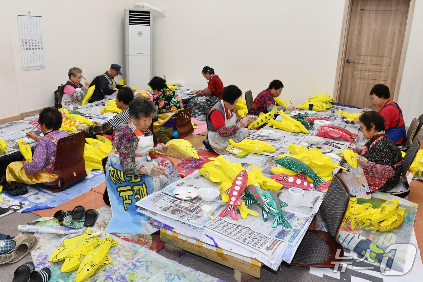 강원 화천군 화천읍 산천어 공방에서 지역 어르신들이 축제에 사용될 산천어등을 만들고 있다.&#40;화천군 제공, 재판매 및 DB금지&#41;