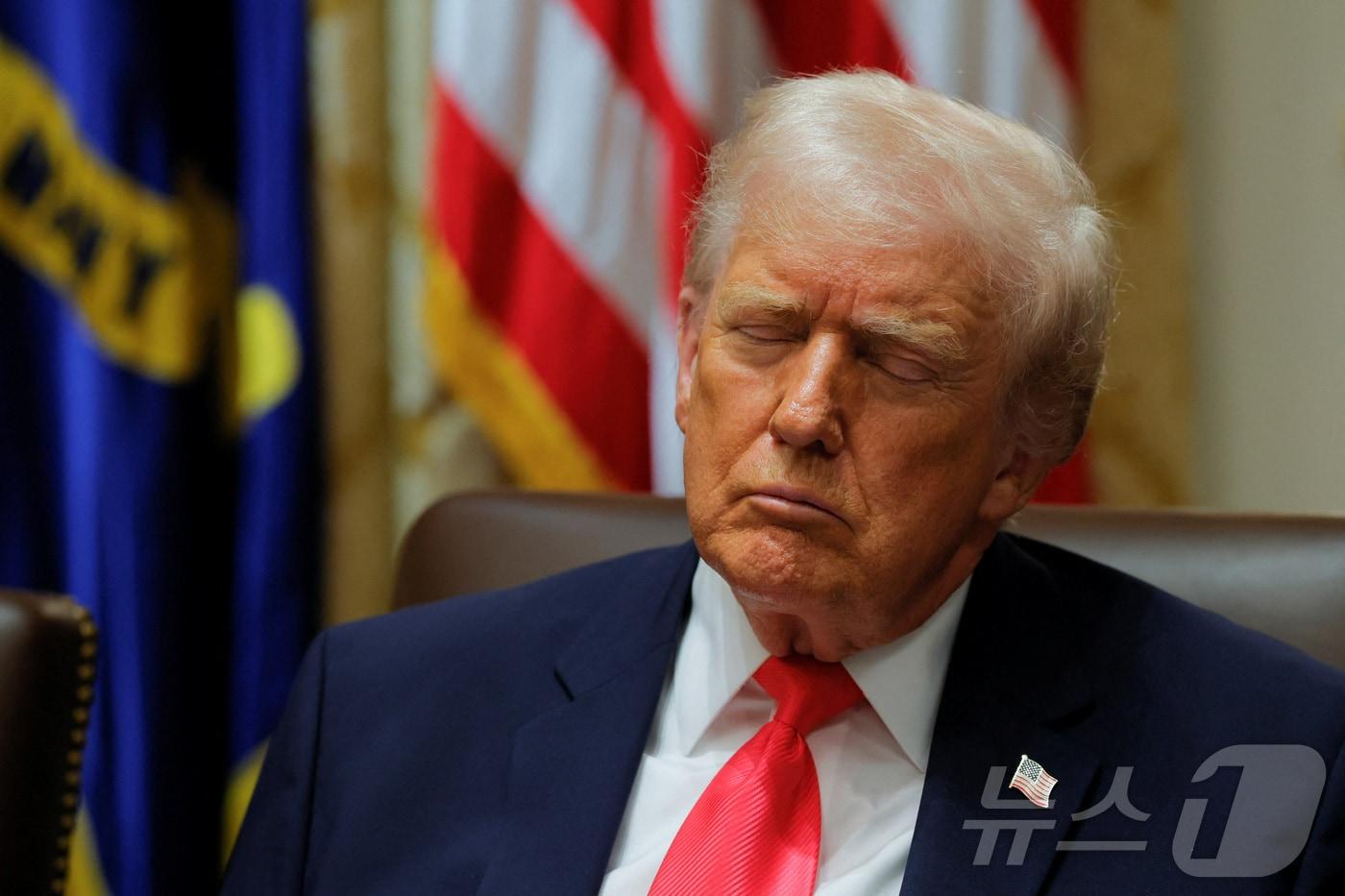 2일&#40;현지시간&#41; 도널드 트럼프 미국 대통령이 워싱턴DC 백악관에서 열린 각료회의에서 참석자의 발언을 듣던 중 눈을 감고 있다. 2025.12.02 ⓒ 로이터=뉴스1 ⓒ News1 김지완 기자