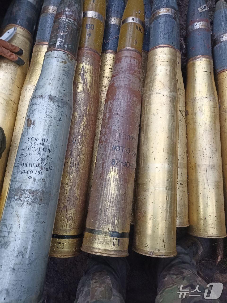 본문 이미지 - 소셜미디어 X&#40;엑스·옛 트위터&#41; 사용자 &#39;킹 첼시 UG&#40;@ug_chelsea&#41;&#39;는 지난 1일 &#34;우리 군대의 일부 부대가 우크라이나 군인을 타격하기 위해 T-54·T-55 전차를 사용한다는 것은 더 이상 비밀이 아니다&#34;라고 적으며 해당 전차에 사용된 100㎜ 포탄 사진을 공개했다. 앞쪽에 놓인 갈색빛 포탄이 북한이 제공한 포탄으로 추정된다.&#40;X 갈무리&#41;.