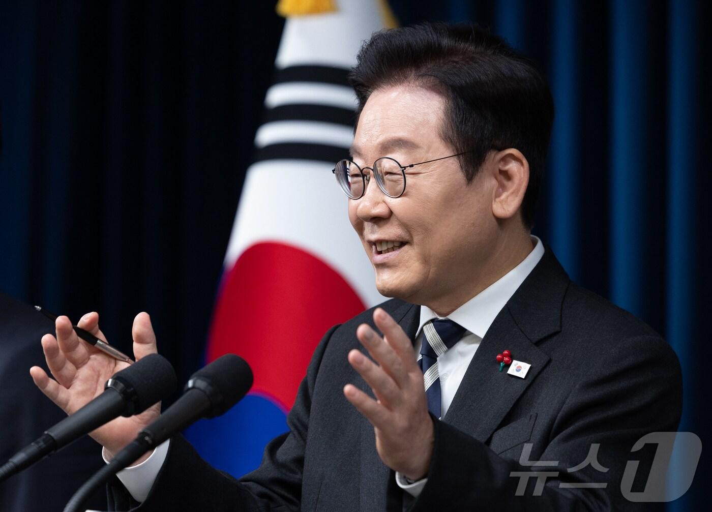 본문 이미지 - 이재명 대통령이 3일 서울 용산 대통령실 청사에서 ‘빛의 혁명 1주년, 대통령 대국민 특별성명’ 발표를 마친 후 취재진 질문에 답변하고 있다. 2025.12.3/뉴스1 ⓒ News1 이재명 기자