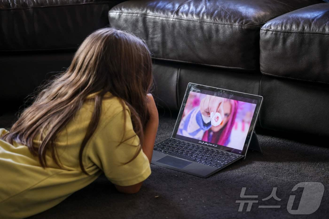 지난 10월 30일 비앙카 나바로&#40;10&#41;가 시드니 서부에 있는 자택에서 바닥에 누워 유튜브로 프로그램을 시청하고 있다. 2025.10.30. ⓒ AFP=뉴스1 ⓒ News1 이정환 기자